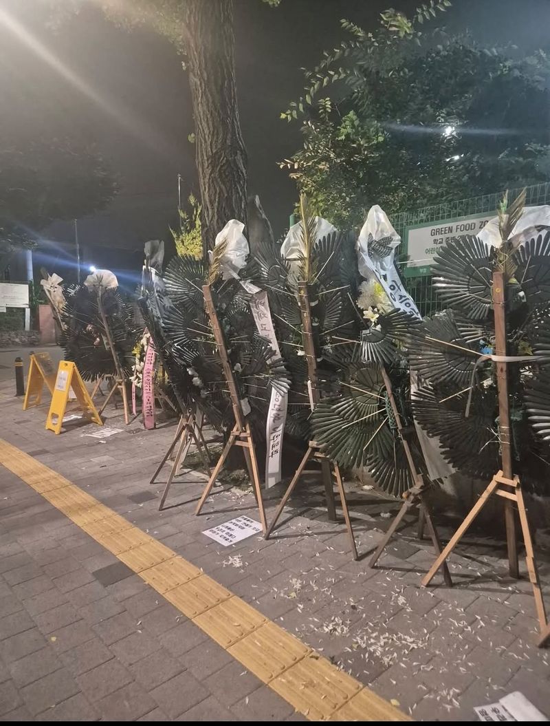 [서울=뉴시스] = 지난 1일 오후 서울 강동구 배재고등학교 정문 앞에 설치된 근조화환이 뒤집혀 있는 모습. (사진=SNS 캡처) 2026.07.02. photo@newsis.com