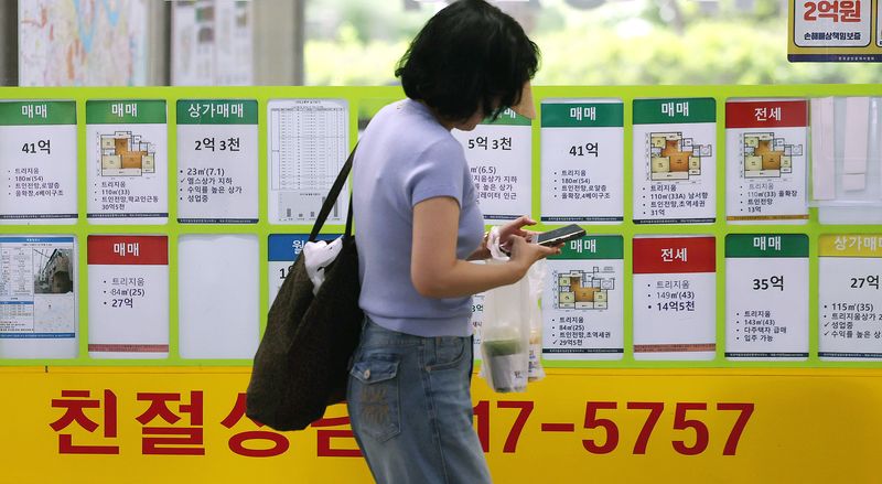 [서울=뉴시스] 조성우 기자 = 서울 아파트 매매가격과 전셋값이 나란히 상승세를 보인 25일 서울 송파구의 한 공인중개사무소에 아파트 매물 안내문이 붙어 있다.한국부동산원이 발표한 6월 넷째 주 주간 아파트 가격 동향에 따르면 서울 아파트 매매가격은 전주 대비 0.30% 올라 2주 만에 상승폭이 확대됐으며, 전셋값은 0.35% 상승해 12년 8개월 만에 최고치를 기록했다. 2026.06.25. xconfind@newsis.com