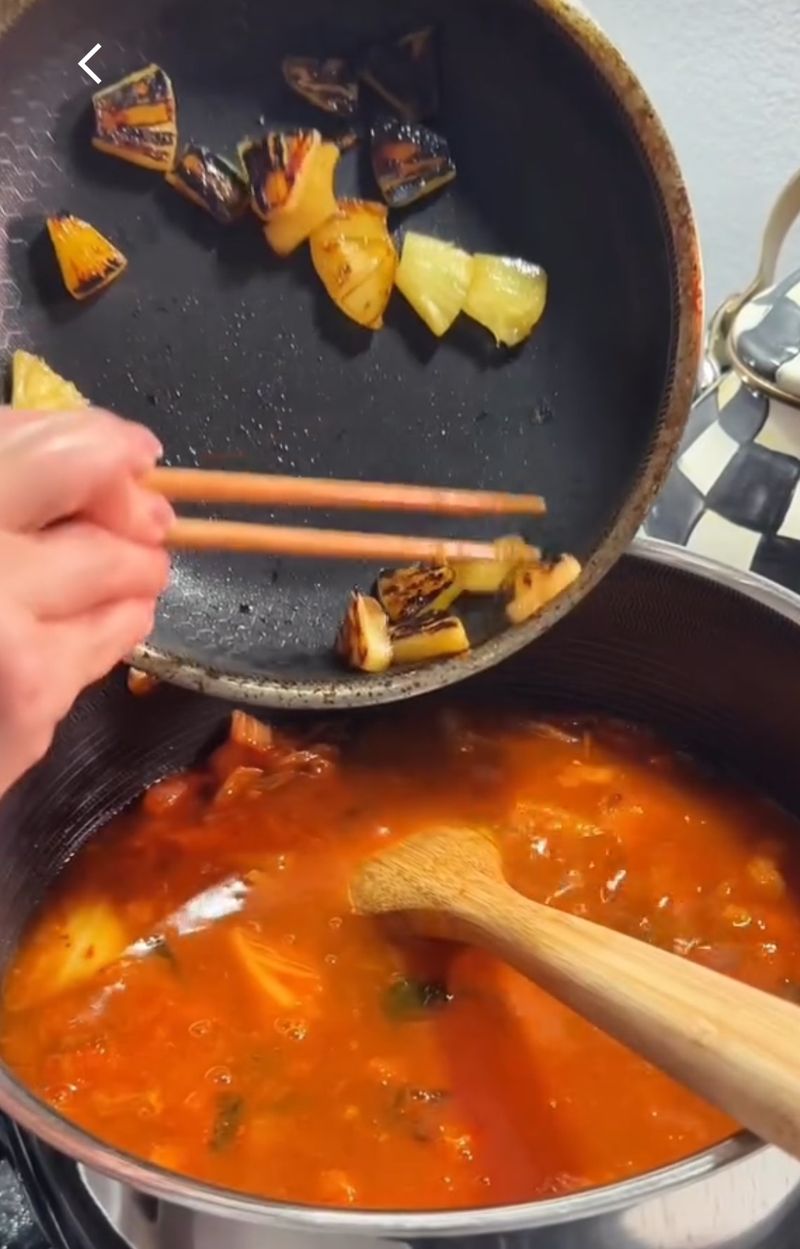 해외 SNS에서 김치찌개에 파인애플을 넣고 조리하고 있다. SNS 갈무리