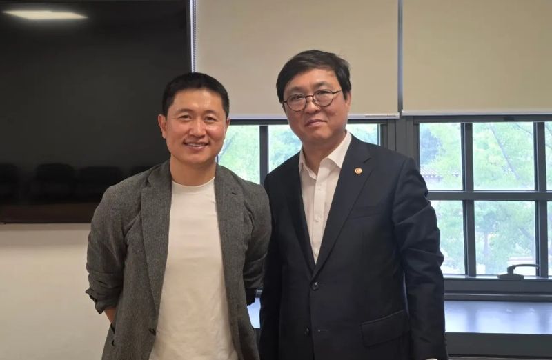 최휘영 문체부 장관과 이영표.뉴시스