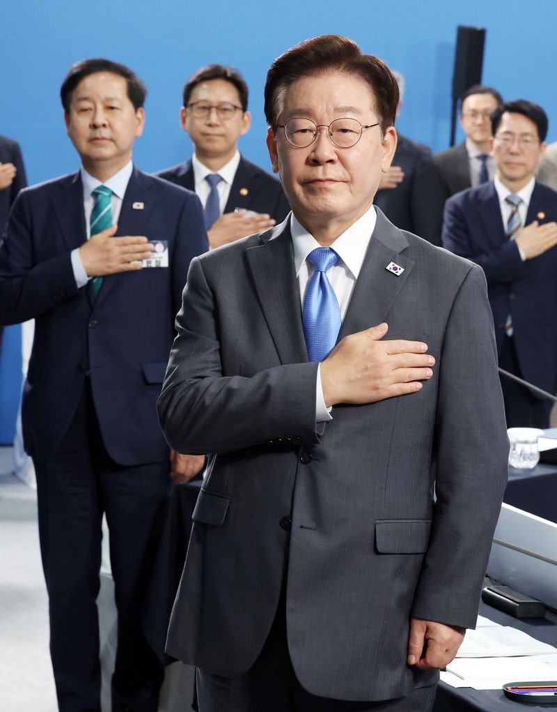 이재명 대통령이 3일 경남 진주시에서 열린 제5회 국가우주위원회에서 국민의례를 하고 있다. 청와대통신사진기자단