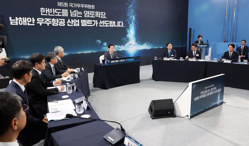 이재명 대통령이 3일 경남 진주시에서 열린 제5회 국가우주위원회에서 발언하고 있다. 청와대통신사진기자단