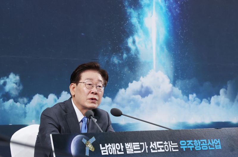 이재명 대통령이 3일 경남 진주에서 열린 제5회 국가우주위원회 회의에서 발언을 하고 있다. 뉴시스