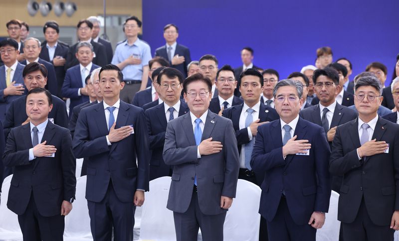 이재명 대통령이 3일 경남 진주시에서 열린 영남권 첨단산업 발전비전 국민보고회에서 국민의례를 하고 있다. 왼쪽부터 노태문 삼성전자 대표이사 사장, 김동관 한화그룹 부회장, 이재명 대통령, 장재훈 현대차그룹 부회장, 정재헌 SK텔레콤 대표이사 사장. 청와대통신사진기자단