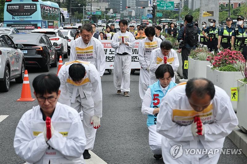 홈플러스 정상화 촉구 삼보일배 행진 (출처=연합뉴스)