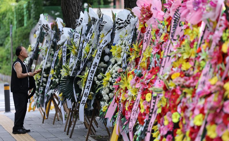 2일 서울 강동구 배재고등학교 앞에 배재고등학교 야구부를 비판하는 근조화환과 응원하는 화환이 놓여 있다. /사진=뉴스1