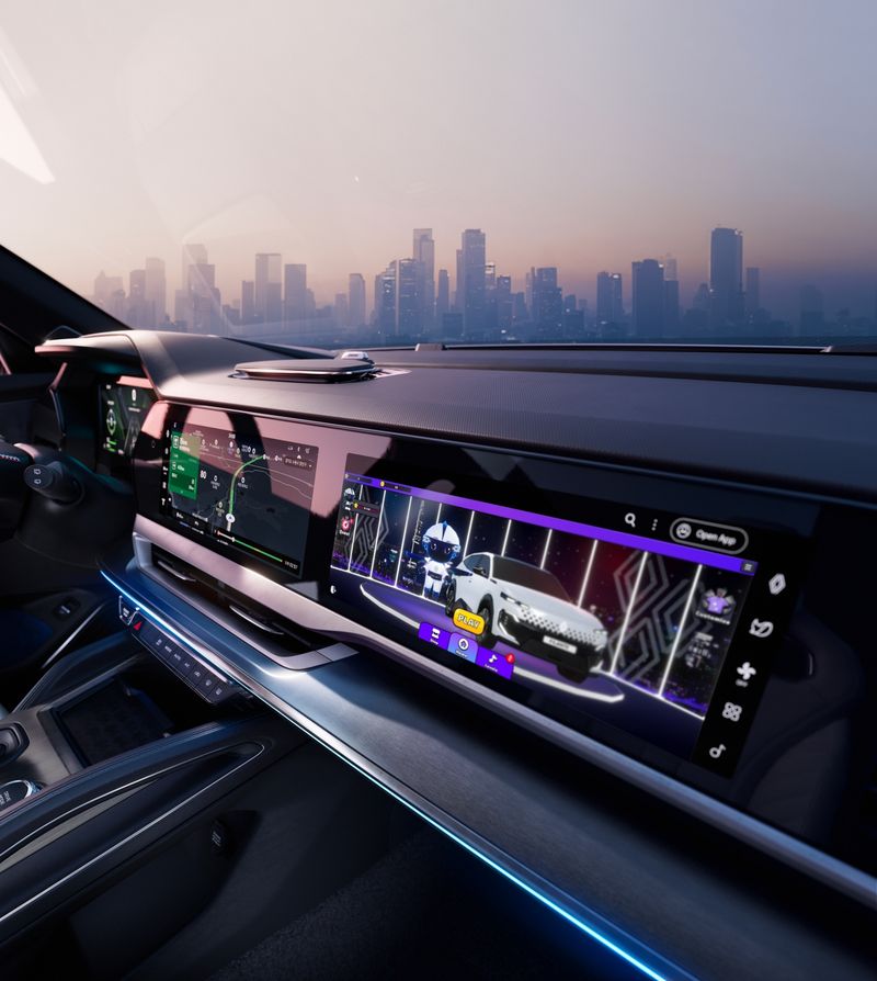 르노 필랑트(Renault FILANTE) 내부 openR(오픈알) 파노라마 스크린에서 이용 가능한 AI 생성 음악 기반 리듬 게임 'R 러쉬'. 사진=르노코리아 제공