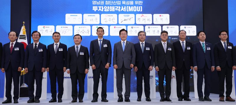 이재명 대통령이 3일 경남 진주시에서 열린 영남권 첨단산업 발전비전 국민보고회에서 투자협약식이 끝난 뒤 참석자들과 기념촬영을 하고 있다. 왼쪽부터 추경호 대구시장, 전재수 부산시장, 정연인 두산에너빌리티 부회장, 노태문 삼성전자 대표이사 사장, 김동관 한화그룹 부회장, 이재명 대통령, 장재훈 현대차그룹 부회장, 정재헌 SK텔레콤 대표이사 사장, 문혁수 LG이노텍 사장, 구윤철 부총리 겸 재정경제부 장관, 배경훈 부총리 겸 과기정통부 장관. 청와대통신사진기자단