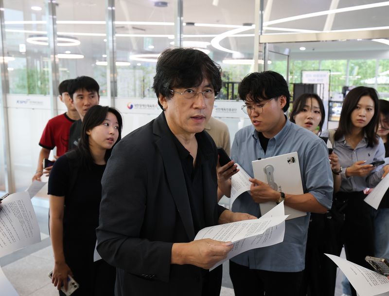 김동연 배재학당 총동창회장이 3일 대한야구소프트볼협회에 배재고 야구부의 5·18 민주화운동 폄훼 논란과 관련한 탄원서를 제출하기 위해 서울 송파구 올림픽회관에 들어서고 있다. 2026.7.3 ⓒ 뉴스1 이종수 기자