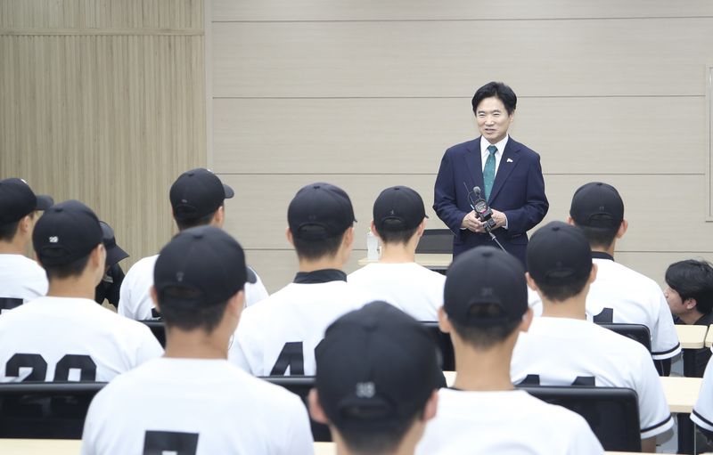 김대중 전남광주통합특별시교육감이 취임 첫 날인 1일 광주제일고등학교를 방문해 배재고와의 경기에서 "가야지 가야지 스타벅스 가야지＂·＂탱크데이＂ 등 지역비하 발언을 들은 야구부 선수들을 위로하고 있다.(전남광주통합특별시교육청 제공. 재배포 및 DB 금지) 2026.7.1 ⓒ 뉴스1
