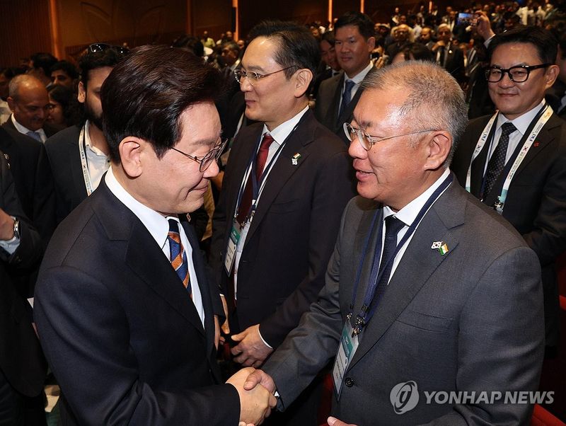 악수하는 이재명 대통령과 정의선 현대차그룹 회장 (출처=연합뉴스)