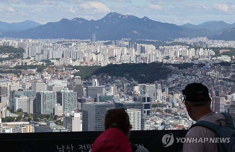 국가데이터처가 29일 발표한 6월 국내인구이동통계에 따르면 지난달 48만1000명으로 전년동월대비 0.6%(3000명) 증가했다. 사진은 서울 남산 전망대에서 내려다 본 서울 시내 모습. 연합뉴스