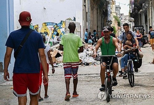 차량 이동은 사치…쿠바의 일상 (출처=연합뉴스)