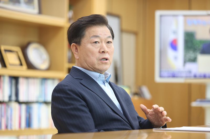 박승원 광명시장, 순직한 김진석 소방위 조문…"제복 입은 영웅 안전 지키겠다"
