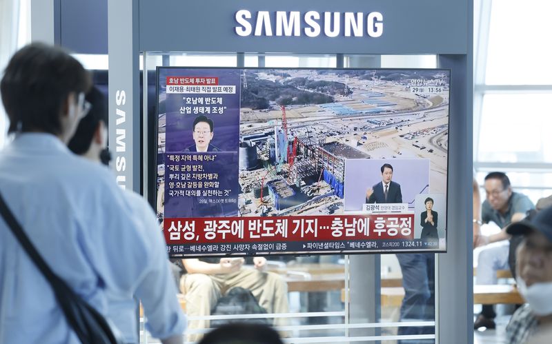 광주 시민들이 29일 광주 KTX송정역에서 청와대 영빈관에서 열린 '대한민국 대도약 3대 메가프로젝트 국민보고회' 이재명 대통령의 투자 발표 생중계 뉴스를 지켜보고 있다. 2026.6.29 ⓒ 뉴스1 김태성 기자