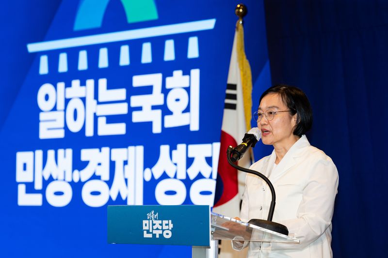 한성숙 국무총리가 3일 서울 용산구 서울드래곤시티에서 열린 22대 후반기 국회 대비 더불어민주당 국회의원 워크숍에서 인사말을 하고 있다. 2026.7.3 ⓒ 뉴스1 유승관 기자