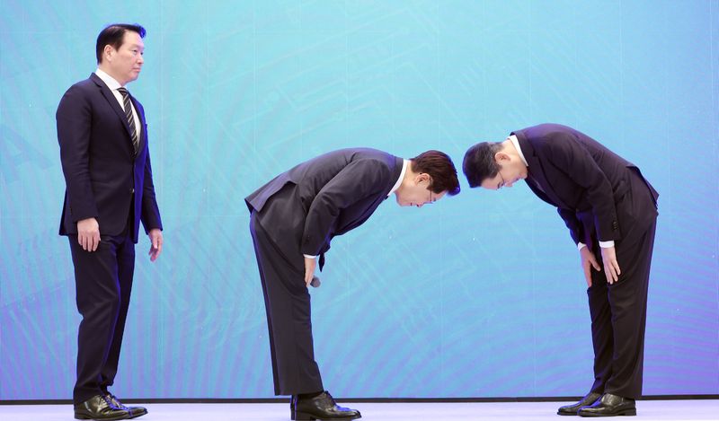 [서울=뉴시스] 조성봉 기자 = 이재명 대통령과 이재용 삼성전자 회장이 29일 청와대 영빈관에서 열린 ‘대한민국 대도약 3대 메가프로젝트 국민보고회’에서 인사하고 있다. 2026.06.29. suncho21@newsis.com