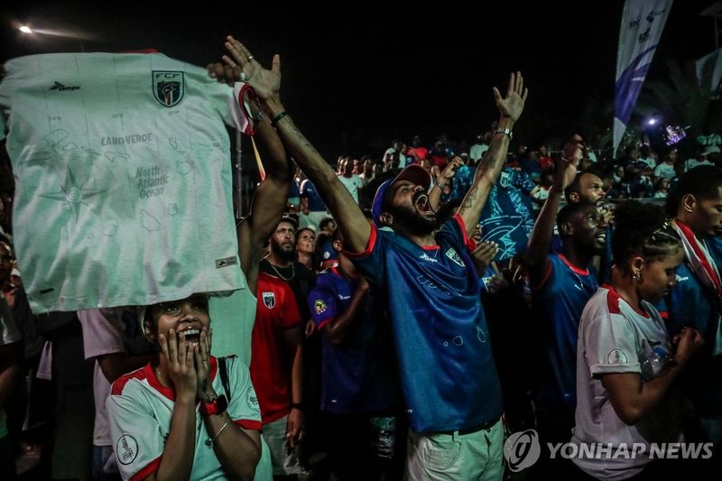 4일(한국시간) 열린 디펜딩 챔피언 아르헨티나와의 월드컵 32강전을 지켜보며 응원하는 카보베르데 축구팬들. 연합뉴스