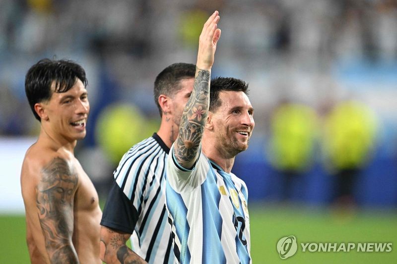 카보베르데와의 32강전 승리에 기뻐하는 메시 등 아르헨티나 선수들.연합뉴스