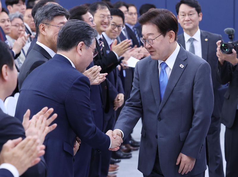 [진주=뉴시스] 조성봉 기자 = 이재명 대통령이 3일 경남 진주에서 열린 영남권 첨단산업 발전비전 국민보고회에 입장하며 장재훈 현대차그룹 부회장과 악수하고 있다. 2026.07.03. suncho21@newsis.com
