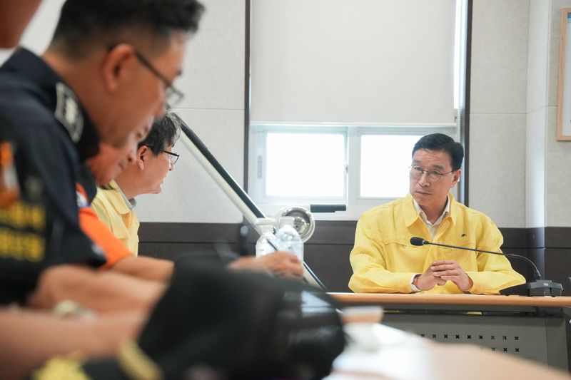 위성곤 제주특별자치도지사가 4일 서귀포시 송산동 석축 붕괴 현장에서 소방·행정 관계자들로부터 주민 대피와 응급조치 상황을 보고받고 있다. 위 지사는 추가 사고 방지와 대피 주민 지원, 신속한 안전성 평가를 주문했다. /사진=제주특별자치도 제공