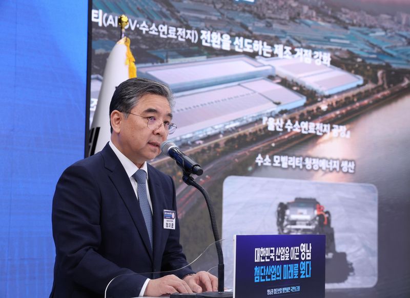 [진주=뉴시스] 조성봉 기자 = 장재훈 현대차그룹 부회장이 3일 경남 진주에서 열린 영남권 첨단산업 발전비전 국민보고회에서 투자계획을 발표하고 있다. 2026.07.03. suncho21@newsis.com