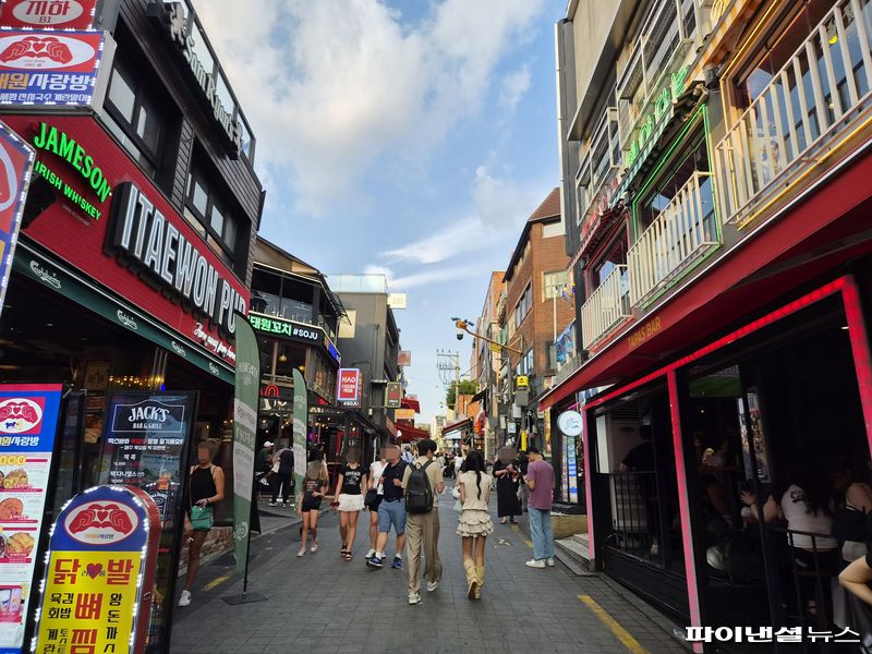 이태원 이면도로에 위치한 식당 곳곳은 2030 내외국인으로 가득 찼다. 사진=최가영 기자