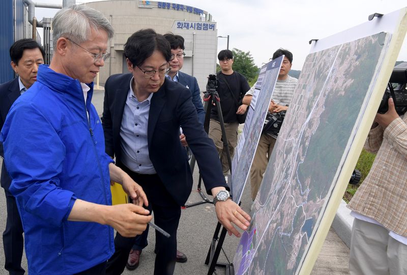 [전남광주=뉴시스] 민형배 전남광주통합특별시장, 반도체 공장 후보지 점검. (사진=전남광주특별시청 제공). photo@newsis.com *재판매 및 DB 금지