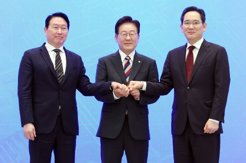 [서울=뉴시스] 조성봉 기자 = 이재명 대통령과 이재용(오른쪽) 삼성전자 회장, 최태원 SK 회장이 지난달 29일 청와대 영빈관에서 열린 ‘대한민국 대도약 3대 메가프로젝트 국민보고회’에서 기념촬영을 하고 있다. 2026.06.29. suncho21@newsis.com