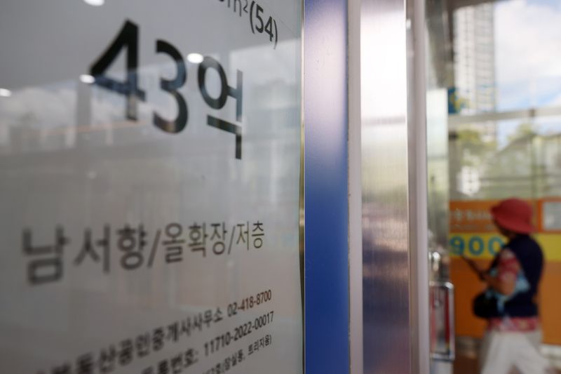 [서울=뉴시스] 고승민 기자 = 사진은 지난달 26일 서울의 한 부동산 밀집 상가에 매물 안내문이 게시돼 있는 모습. 2026.06.26. kkssmm99@newsis.com