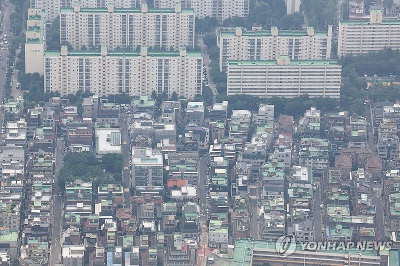 서울 송파구 롯데월드타워 전망대 서울스카이에서 바라본 서울 시내 아파트 및 빌라단지의 모습 (출처=연합뉴스)