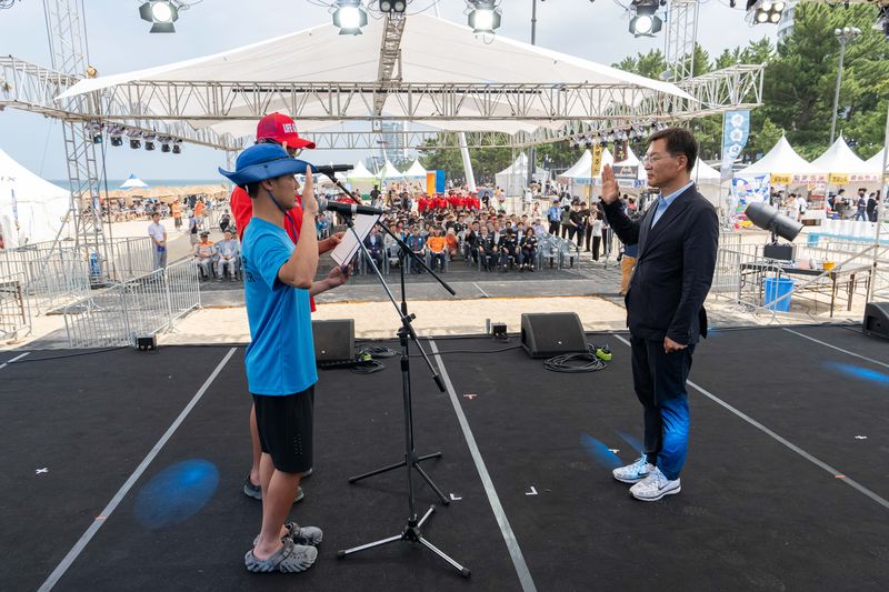 2026년 경포해수욕장 개장식이 지난 4일 경포해수욕장 중앙광장에서 김중남 강릉시장(사진 오른쪽)이 참석한 가운데 열렸다. 강릉시 제공