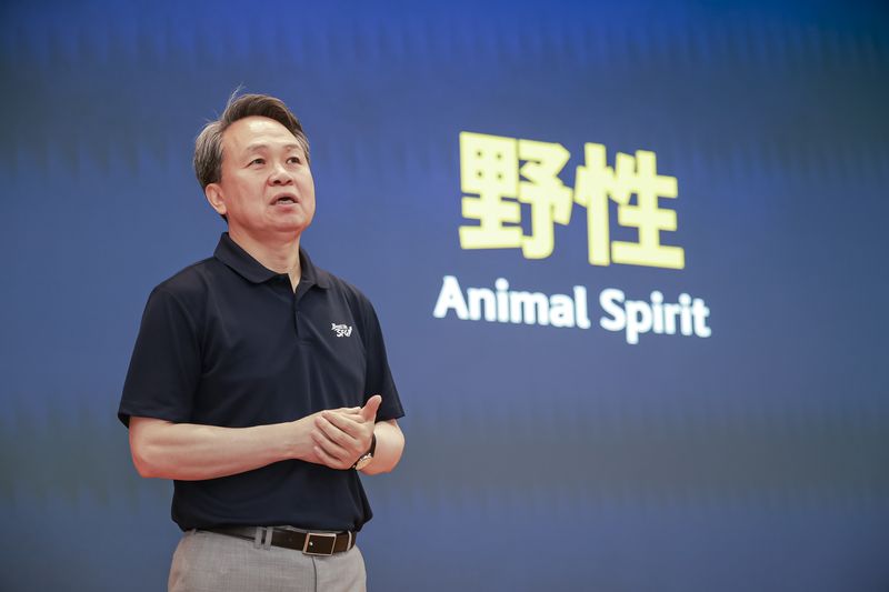 진옥동 신한금융 회장이 지난 4일 경기 용인 신한은행 블루캠퍼스에서 열린 '2026년 하반기 경영포럼'에서 강평을 하고 있다. 신한금융 제공