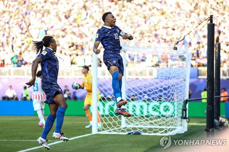 "우리도 더러운 축구 할 줄 안다"... '비매너 절정' 파라과이 참교육한 음바페의 일침 [2026 월드컵]