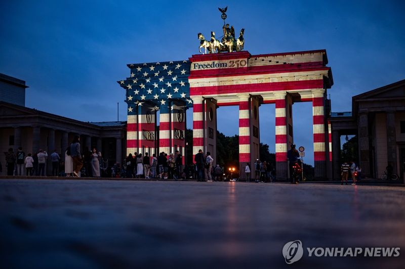 성조기 조명으로 물든 브란덴부르크문 (출처=연합뉴스)