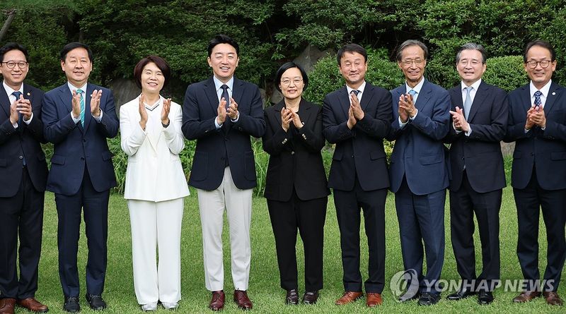 고위당정협의회 기념촬영하는 한성숙 국무총리 (출처=연합뉴스)