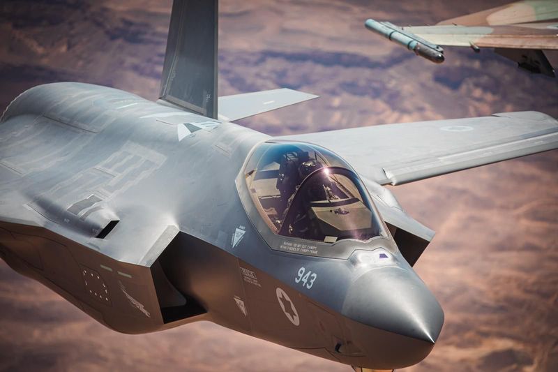 이스라엘 공군의 F-35i 아디르 전투기는 공대공·공대지 임무를 완벽히 수행할 수 있는 다목적 스텔스기로 진화했다. 이스라엘 공군은 F-16i 수파(히브리어 '폭풍') 전투기도 보조연료 탱크를 장착해 항속거리 약 3890km 전투반경은 약 2100km, 최대 외부 무장 탑재량은 6.9t으로 개량해 운용하고 있다. IDF-AF(이스라엘 방위군-공군) 제공