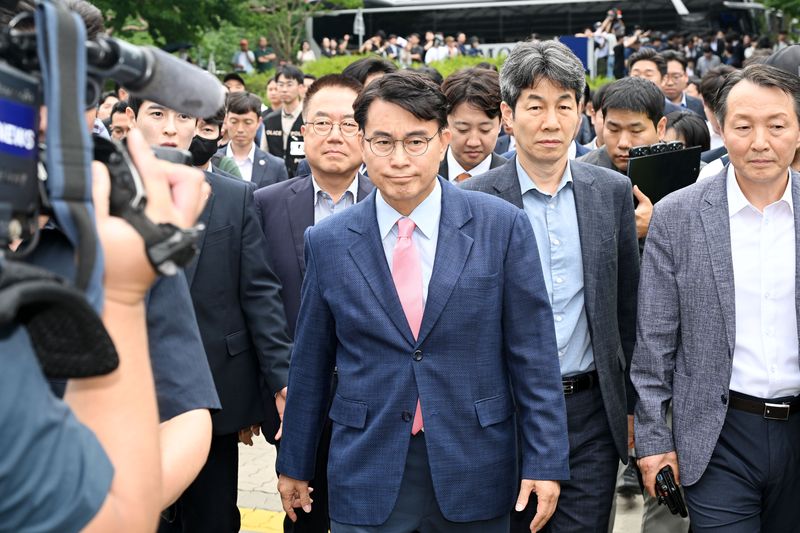 6·3 지방선거 투표용지 부족 사태를 조사 중인 윤상현 국회 국정조사특별위원회 위원장을 비롯한 위원들이 지난 2일 서울 송파구 올림픽공원 핸드볼경기장에서 조사를 마친 후 이동하고 있다. 2026.7.2 ⓒ 뉴스1 국회사진기자단