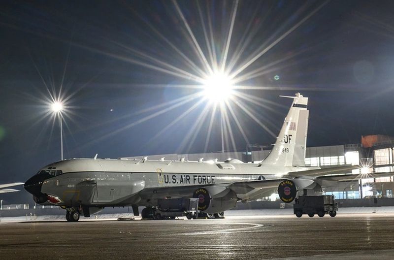 지난해 6월 1일, 미 공군 RC-135 컴뱃 센트(COMBAT SENT) 정찰기가 오펏 공군기지의 비행선(활주로 계류장)에서 대기하고 있다. 컴뱃 센트는 적의 레이더 시스템을 분석하고, 위협 요소를 지도화하며, 지휘관들에게 전투를 주도할 수 있는 정보(인텔)를 제공함으로써 전자기 스펙트럼을 지배한다. 미 공군·미 국방영상정보배포서비스(DVIDS) 캡처