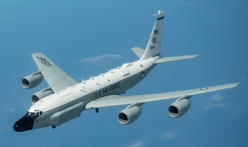 지난 2024년 1월 31일, 미 공군 RC-135V/W 리벳 조인트(Rivet Joint) 정찰기가 미 중부사령부(CENTCOM) 책임 구역 상공에서 공중급유를 마친 후 이탈하고 있다. 리벳 조인트는 다국적군(연합군) 작전을 지원하기 위해 표적 부대에 대한 신속하고 정확한 정보, 감시 및 정찰(ISR) 정보를 제공하며, 이를 통해 다양한 제편의 의사 결정권자들이 정보에 기반한 조치를 취할 수 있도록 지원한다. 미 공군·미 국방영상정보배포서비스(DVIDS) 캡처