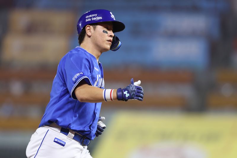 [서울=뉴시스] 프로야구 삼성 라이온즈의 강민호가 5일 인천 SSG랜더스필드에서 열린 2026 신한 쏠 KBO리그 SSG 랜더스와의 경기 6회 홈런을 친 뒤 베이스를 돌고 있다. (사진=삼성 라이온즈 제공) 2026.07.05. *재판매 및 DB 금지