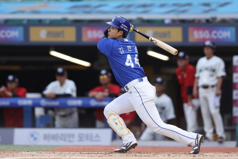 [서울=뉴시스] 프로야구 삼성 라이온즈의 김현준이 5일 인천 SSG랜더스필드에서 열린 2026 신한 쏠 KBO리그 SSG 랜더스와의 경기 2회 안타를 치고 있다. (사진=삼성 라이온즈 제공) 2026.07.05.