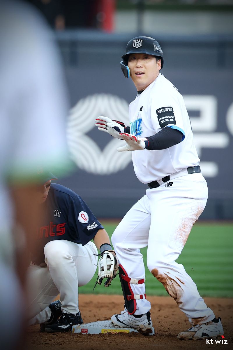 [서울=뉴시스] 프로야구 KT 위즈의 김현수가 4일 수원KT위즈파크에서 열린 2026 신한 쏠 KBO리그 롯데 자이언츠와의 경기에서 안타를 친 뒤 2루 베이스를 밟고 있다. (사진=KT 위즈 제공) 2026.07.04. *재판매 및 DB 금지