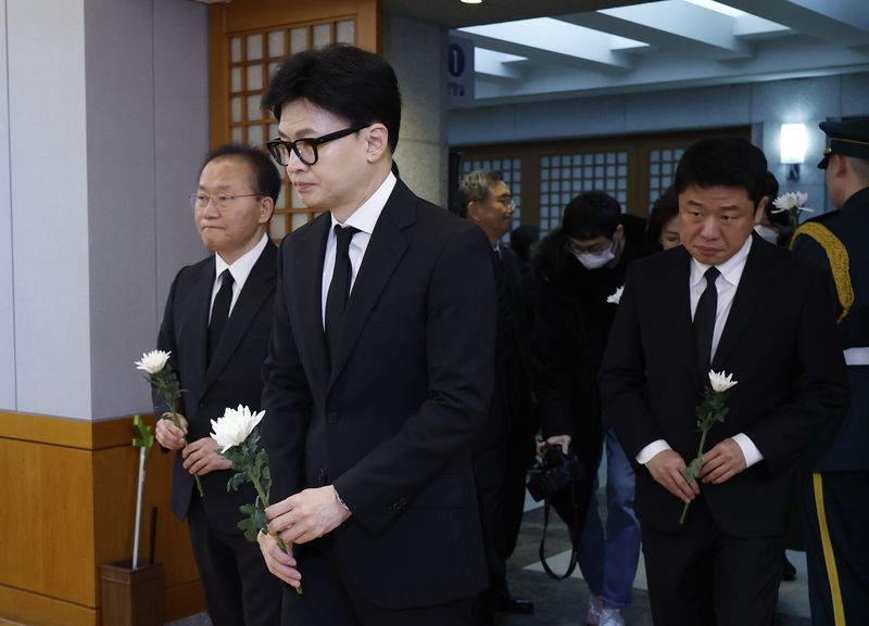 "불청객" vs "저질"…한동훈, 장동혁 가족상 조문 놓고 측근들 신경전