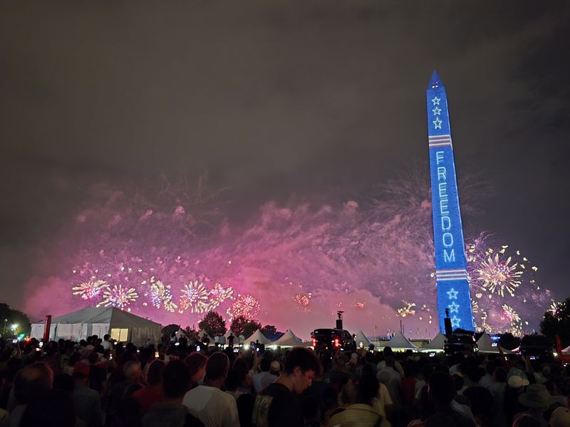 4일(현지시간) 미국 수도 워싱턴DC의 상징물인 워싱턴기념탑 주변 상공에 미국의 건국 250주년을 기념하는 화려한 불꽃이 터지고 있다. 2026.07.04. ⓒ 뉴스1 류정민 특파원