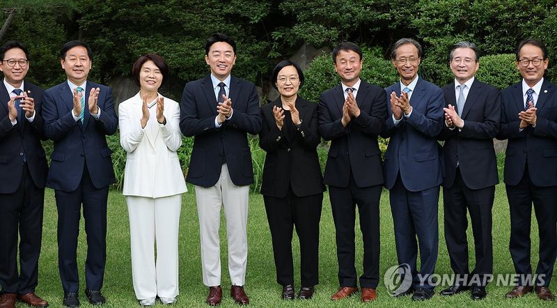 고위당정협의회 기념촬영하는 한성숙 국무총리 (출처=연합뉴스)