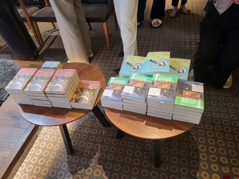 일본에서 출간된 김호연 작가의 '불편한 편의점'(왼쪽부터)과 황보름 작가의 '매일 읽겠습니다', '어서 오세요, 휴남동 서점입니다'.