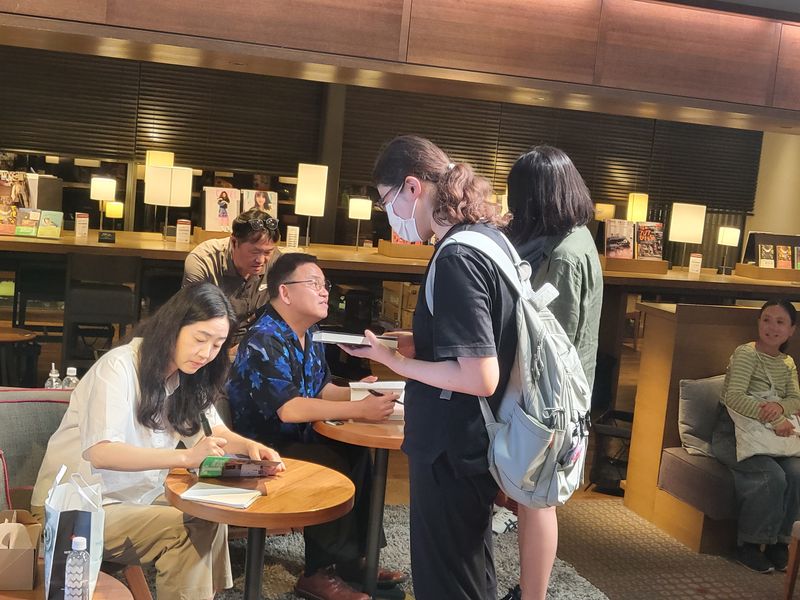 지난 3일 일본 도쿄 다이칸야마 츠타야서점 2층 셰어라운지에서 열린 'K-BOOK in TOKYO' 첫 북토크에서 일본 독자들이 황보름·김호연 작가의 사인을 받고 있다. 사진=서혜진 도쿄특파원