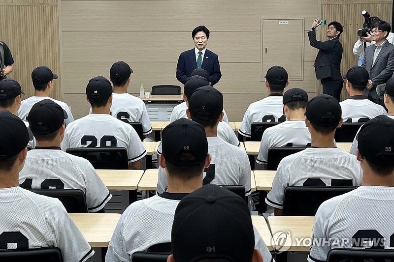 광주일고 야구부 위로하는 김대중 교육감 (출처=연합뉴스)