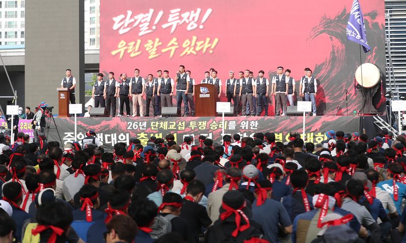 현대차 노조 조합원들이 30일 현대차 울산공장에서 2026년 단체교섭 투쟁 승리를 위한 중앙쟁의대책위원회 출범식 및 전조합원 결의대회를 하고 있다. 2026.6.30 ⓒ 뉴스1 조민주 기자